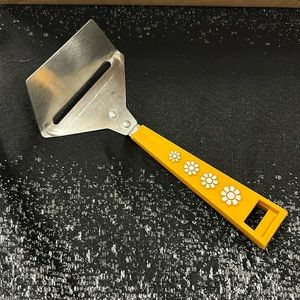 Vintage Travco Yellow Cheese Slicer Planer Embossed Daisy Flower Handle